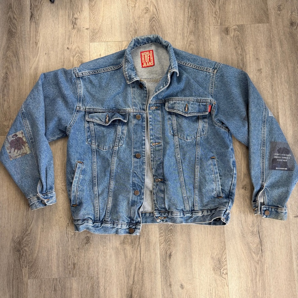 Casucci Denim Jacket Womens XL Blue Graphic Quote Patches Relaxed Fit‎